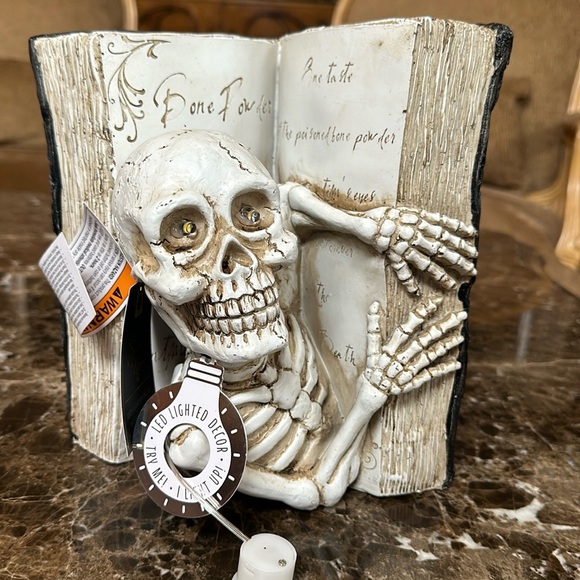 Halloween spell book that lights up. - Picture 1 of 4